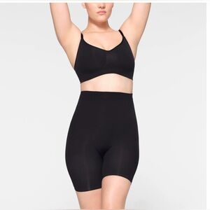 SKIMS HIGH-WAISTED ABOVE THE KNEE SHORT Size Medium NEW